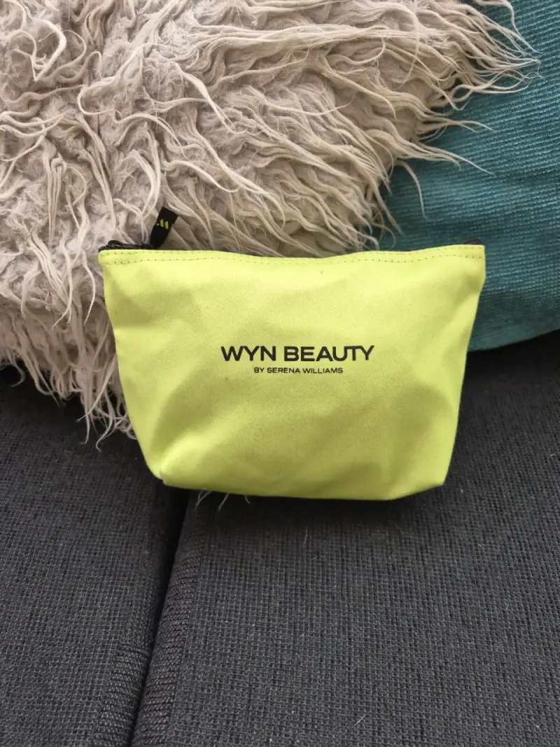 Neceser amarillo Wyn Beauty por Serena Williams - 1