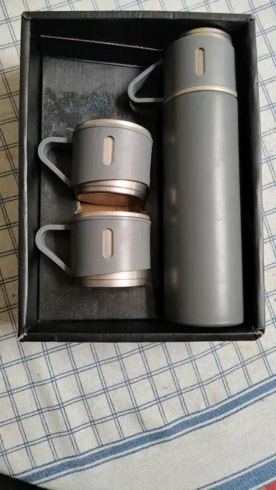 Set de termo y tazas de viaje gris - miniatura 1