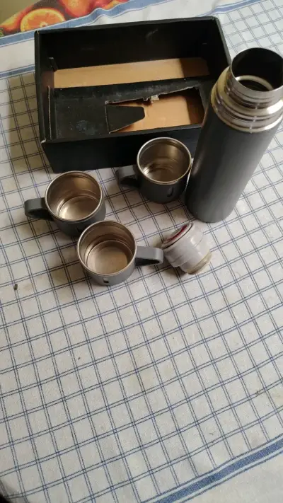 Set de termo y tazas de viaje gris - miniatura 4