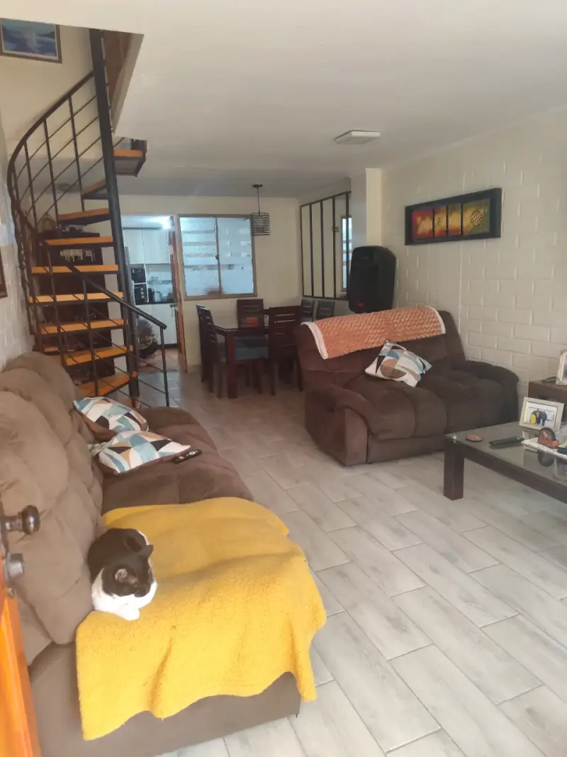 Casa en venta con paneles solares y patio amplio - 2