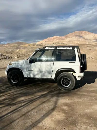 Camioneta SUV 4x4 blanca en buen estado - miniatura 1