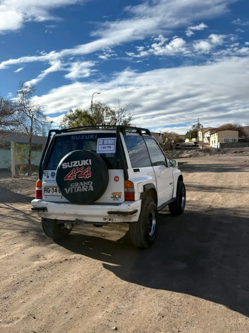 Camioneta SUV 4x4 blanca en buen estado - 2