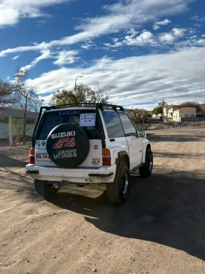 Camioneta SUV 4x4 blanca en buen estado - miniatura 2