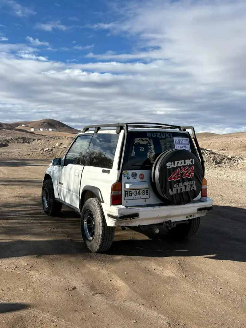 Camioneta SUV 4x4 blanca en buen estado - 3