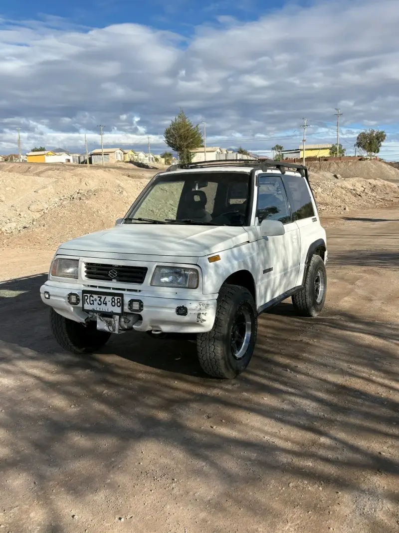 Camioneta SUV 4x4 blanca en buen estado - 4