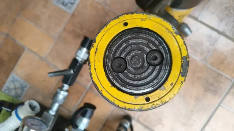 Bomba hidráulica Enerpac ZU4 con cilindros - 2