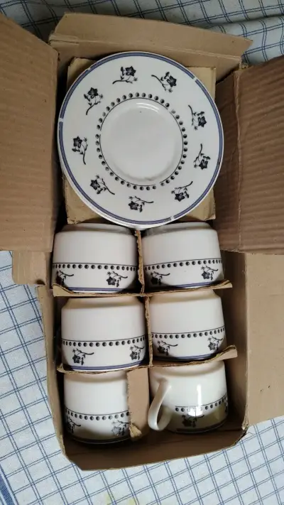 Juego de tazas de té con platillos de porcelana floral - miniatura 1