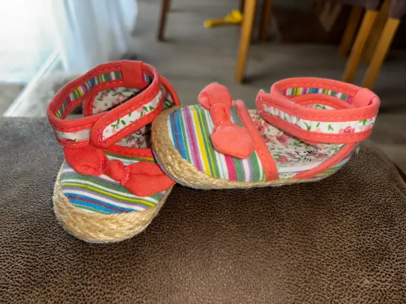 Sandalias de bebé coloridas con lazo - 1