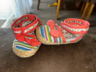 Sandalias de bebé coloridas con lazo - miniatura 1