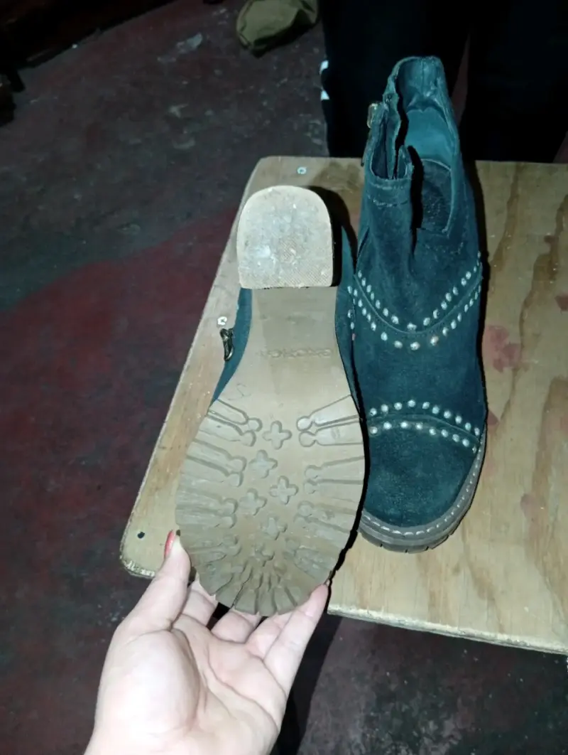 Botines de cuero negro con tachas para mujer - 1