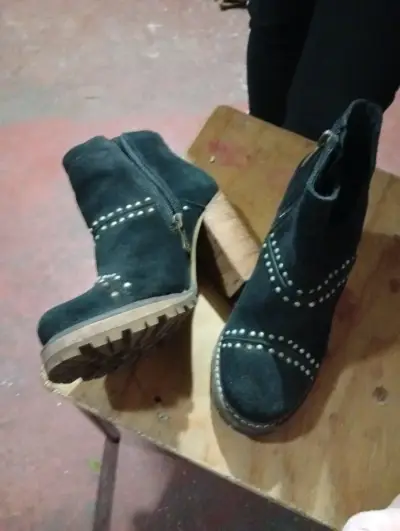 Botines de cuero negro con tachas para mujer - miniatura 2