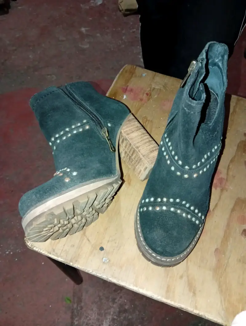 Botines de cuero negro con tachas para mujer - 3