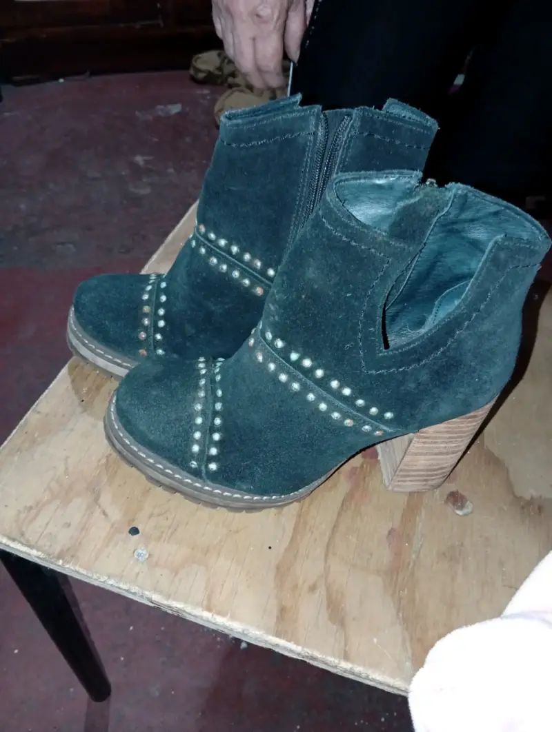 Botines de cuero negro con tachas para mujer - 4