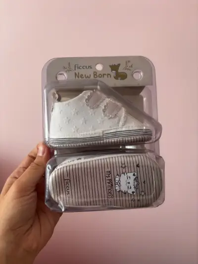 Zapatitos de bebé recién nacido Ficcus blancos - miniatura 1