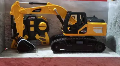 Excavadora de juguete a control remoto amarilla - miniatura 2