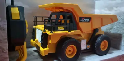 Camión volquete de juguete Zhimexin amarillo - miniatura 1