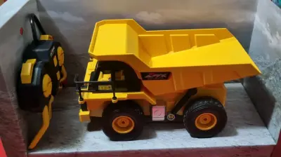 Camión volquete de juguete Zhimexin amarillo - miniatura 2