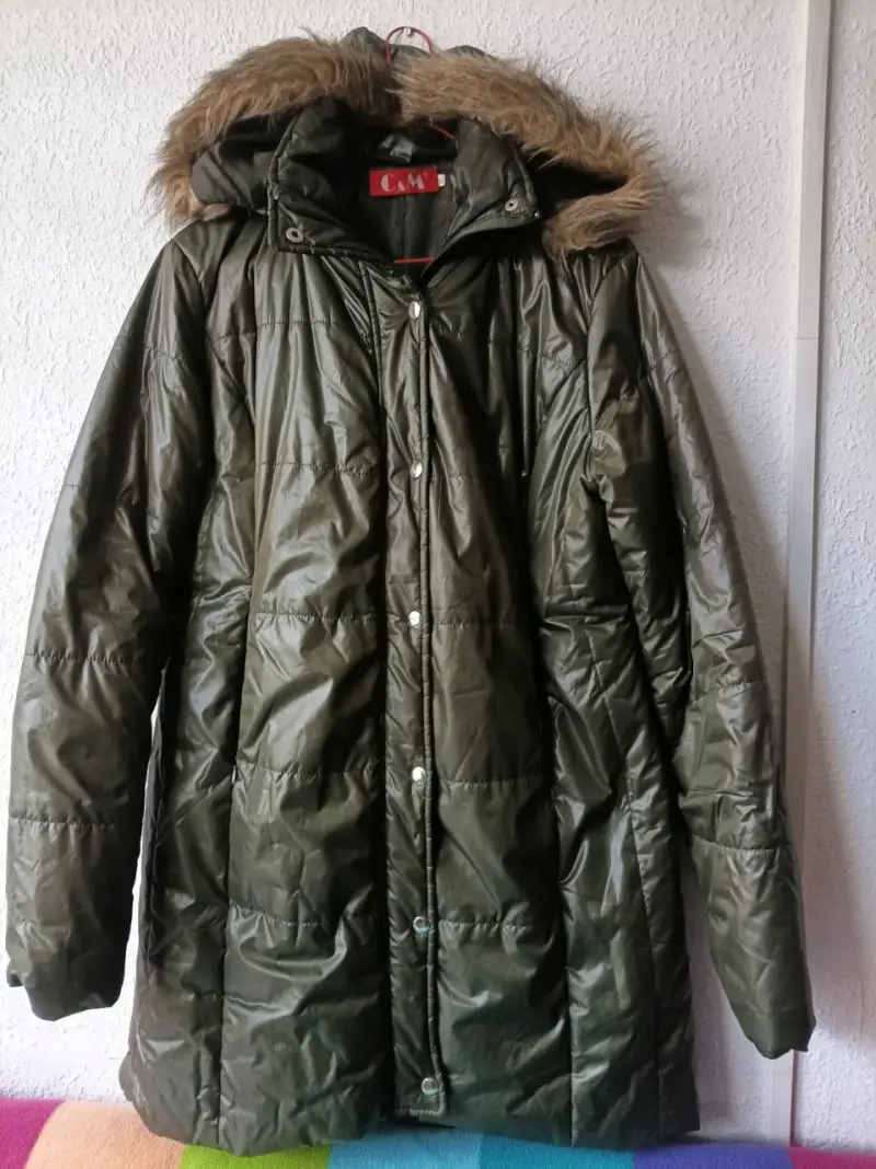 Parka de invierno verde con capucha de piel sintética - 1