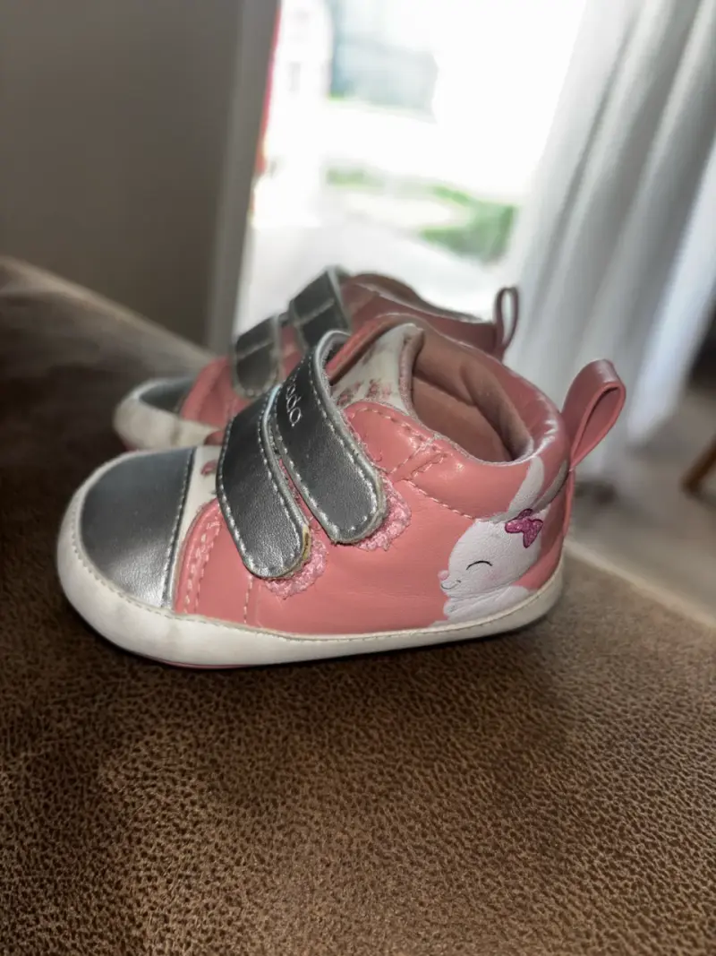 Zapatillas de bebé rosadas con diseño de conejo - 1
