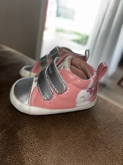 Zapatillas de bebé rosadas con diseño de conejo - miniatura 1