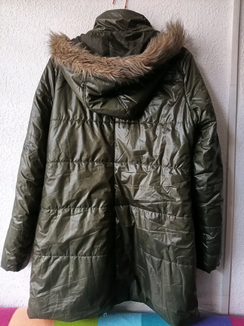 Parka de invierno verde con capucha de piel sintética - 2