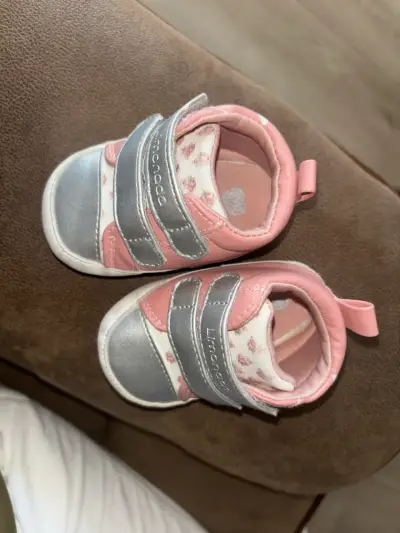 Zapatillas de bebé rosadas con diseño de conejo - miniatura 2