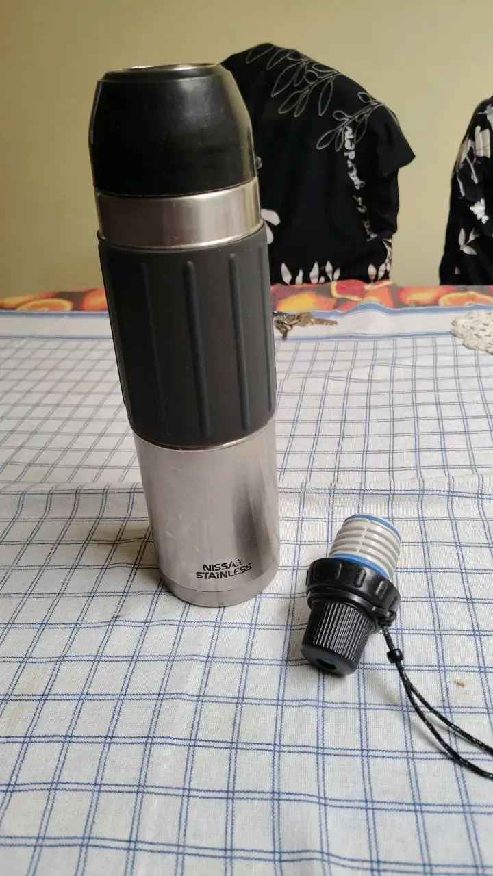 Termo de acero inoxidable Nissan con tapa hermética