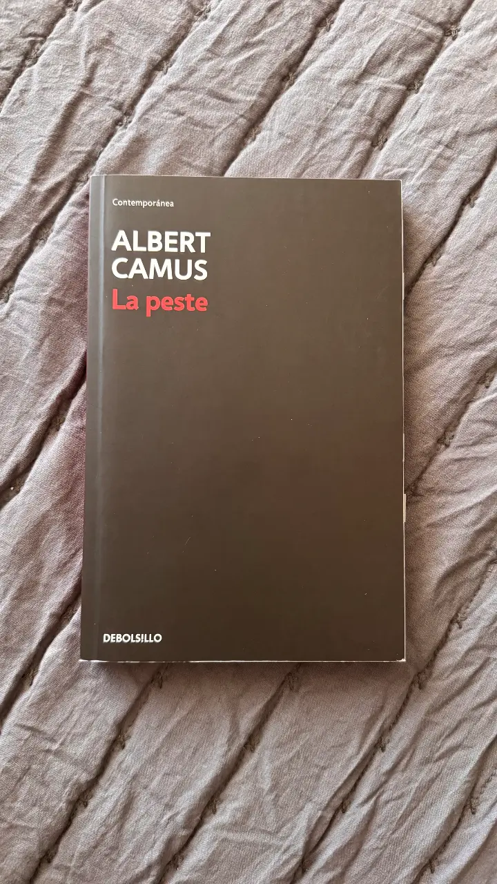 Libro 'La Peste' de Albert Camus en edición de bolsillo