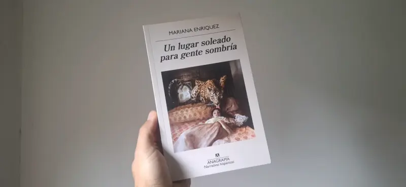 Libro 'Un lugar soleado para gente sombría' de Mariana Enríquez