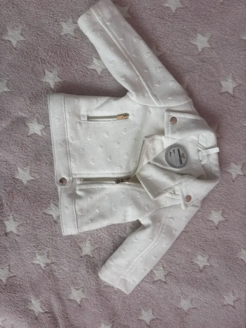 Chaqueta blanca para bebé con cierre y textura