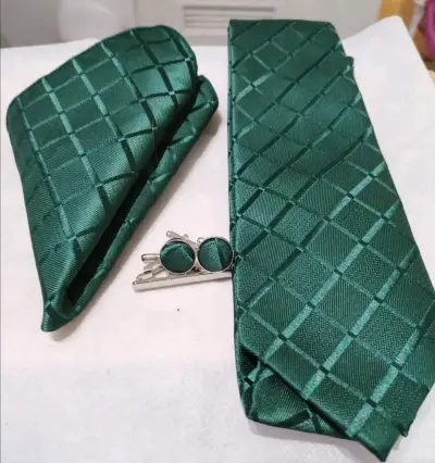 Conjunto formal para hombre con camisa verde y corbata - miniatura 4