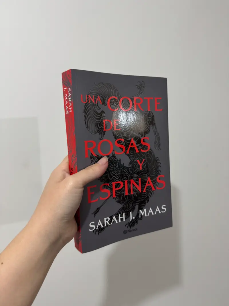 Libro 'Una Corte de Rosas y Espinas' de Sarah J. Maas