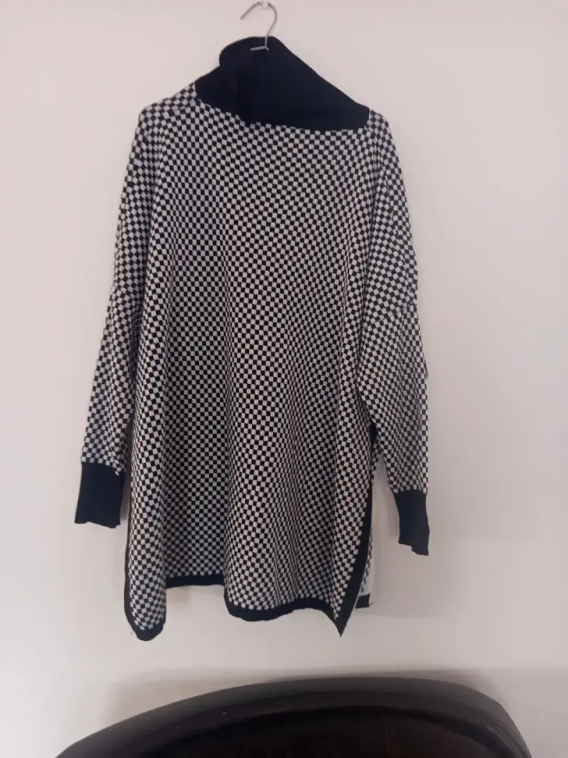 Suéter de punto blanco y negro con cuello alto