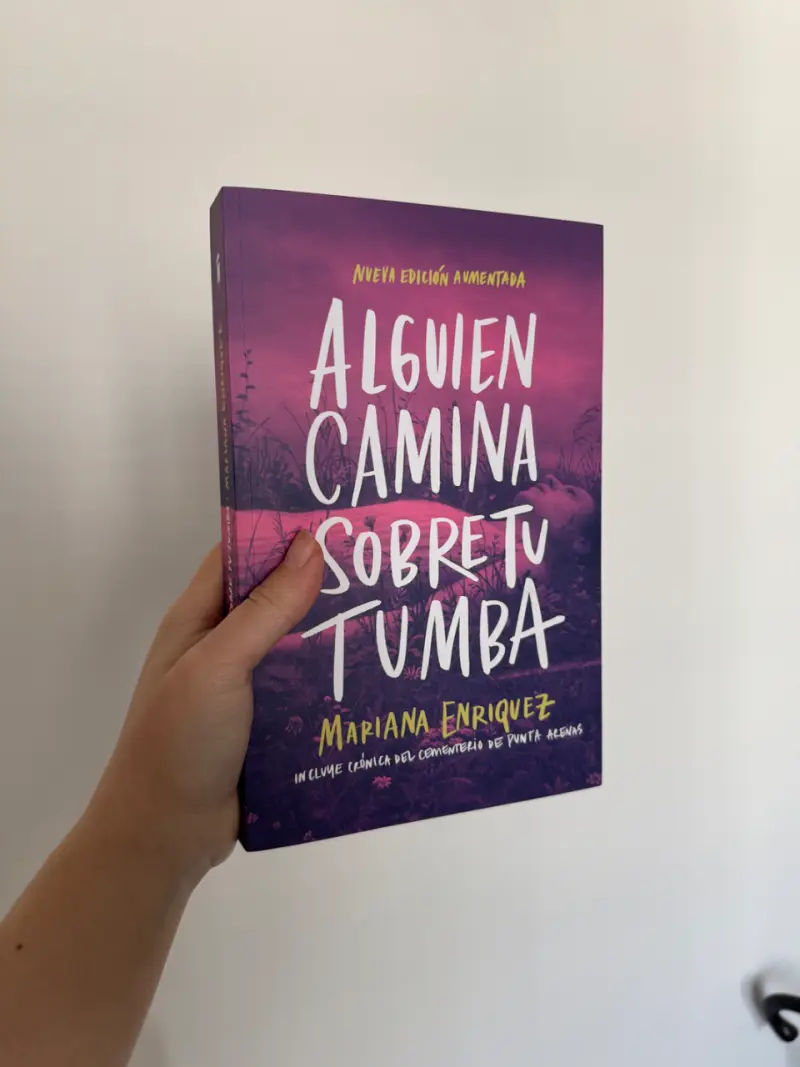 Libro 'Alguien Camina Sobre Tu Tumba' de Mariana Enríquez