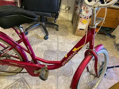 Bicicleta vintage roja con portaequipaje - miniatura 4