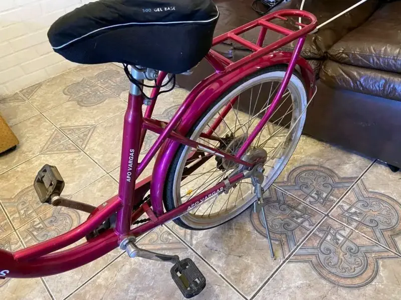 Bicicleta vintage roja con portaequipaje - 6
