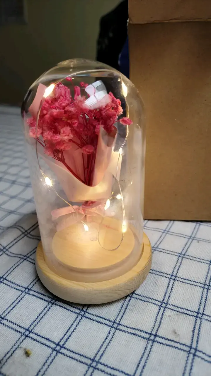 Lámpara decorativa con flores y luces LED