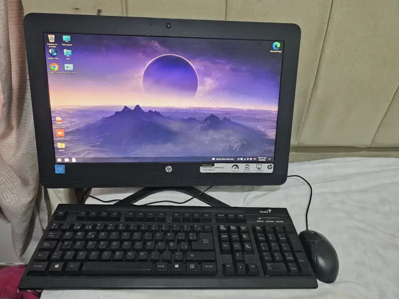 Computador All-in-One HP con teclado y mouse - 1