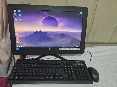 Computador All-in-One HP con teclado y mouse - miniatura 1