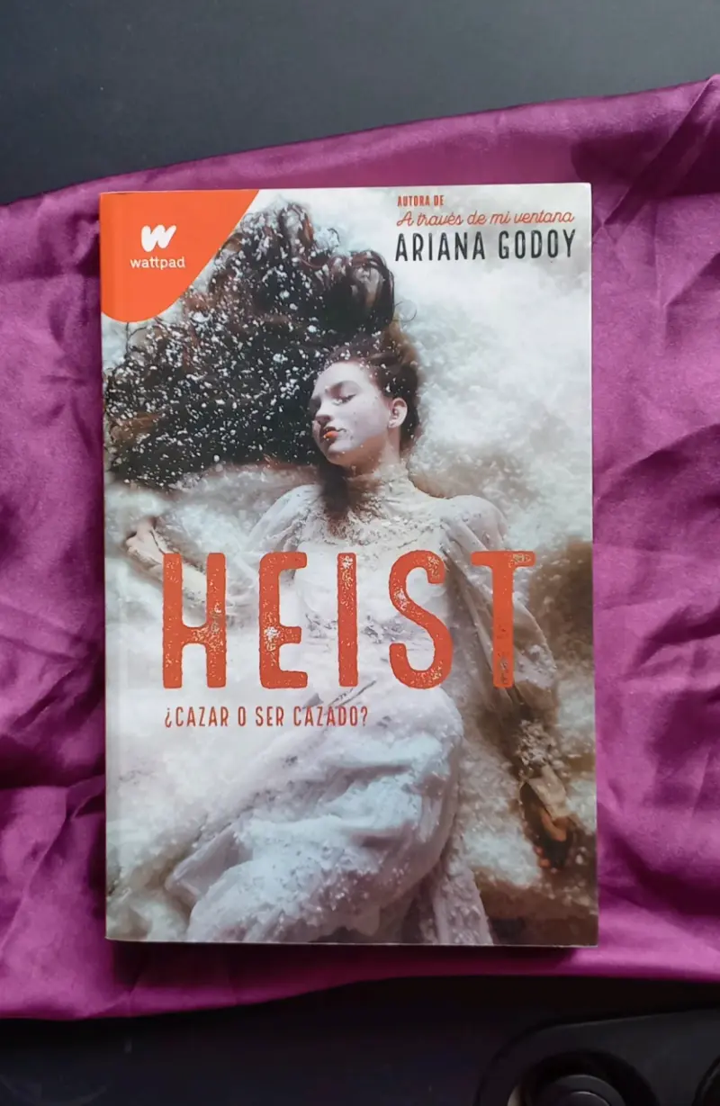 Libro 'Heist' de Ariana Godoy - 1