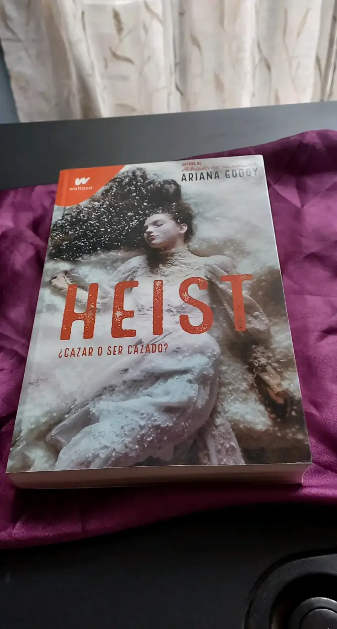 Libro 'Heist' de Ariana Godoy - 3