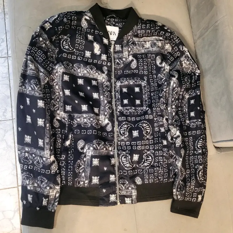 Chaqueta bomber estampada en blanco y negro - 1