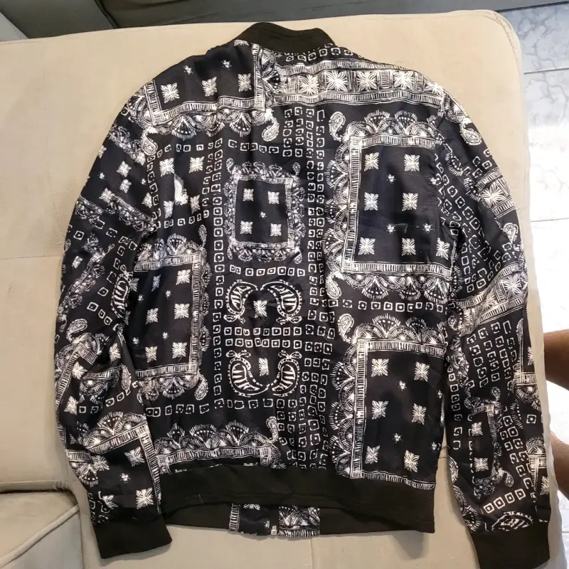 Chaqueta bomber estampada en blanco y negro - 4