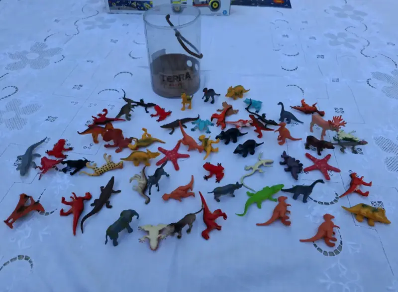 Set de figuras de animales y dinosaurios de juguete