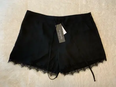 Shorts negros con encaje Nicopoly - miniatura 1