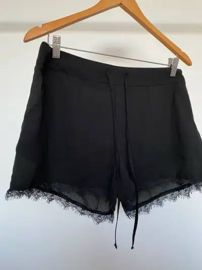 Shorts negros con encaje Nicopoly - miniatura 3