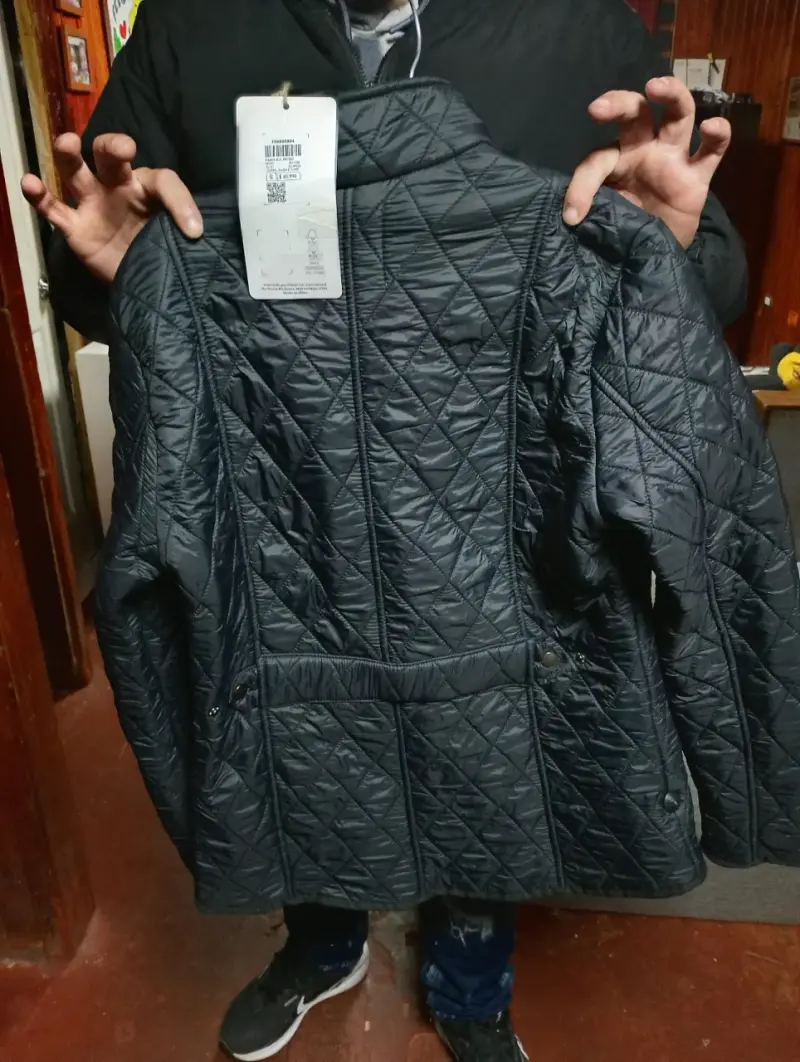 Chaqueta acolchada negra para mujer - 2