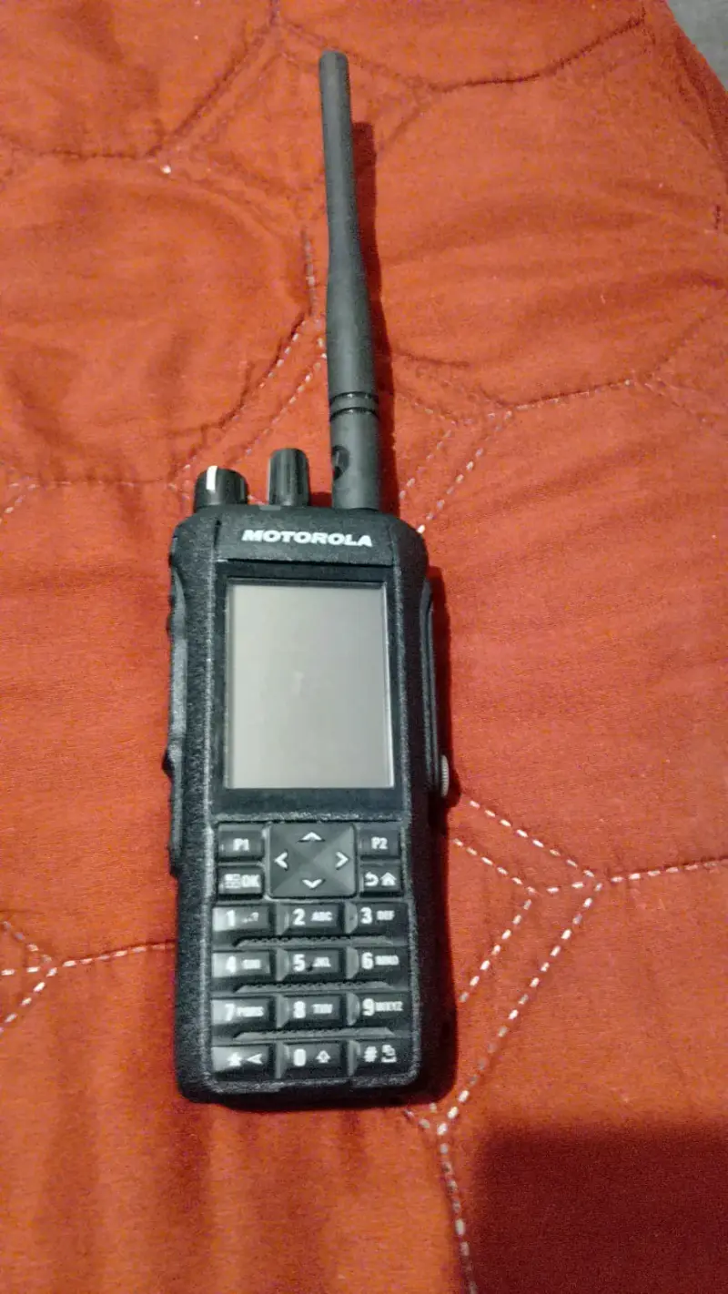 Radio portátil Motorola R7 con cargador base