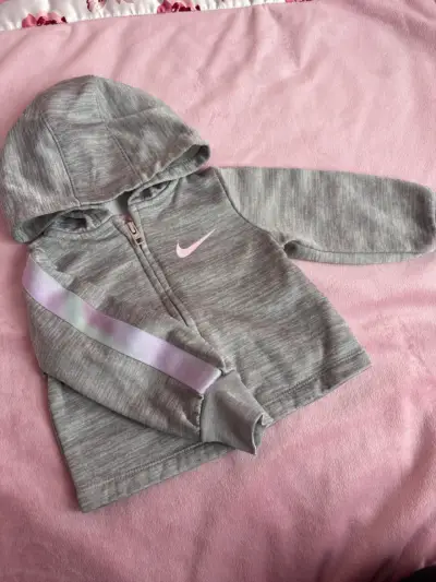Polerón con capucha para niña Nike gris - miniatura 2