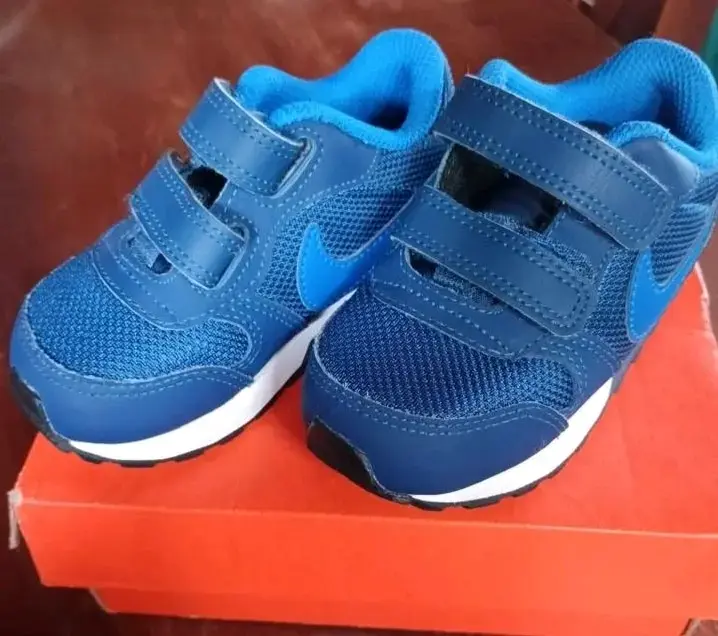Zapatillas deportivas azules para niños con velcro - 1
